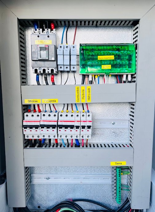 Tablero eléctrico de distribución con interruptor general, interruptores automáticos, barra repartidora y barra de tierra, con cada circuito rotulado