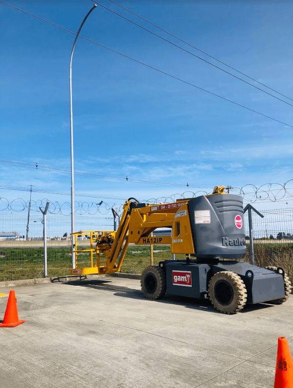 Plataforma elevadora junto a un poste de iluminación