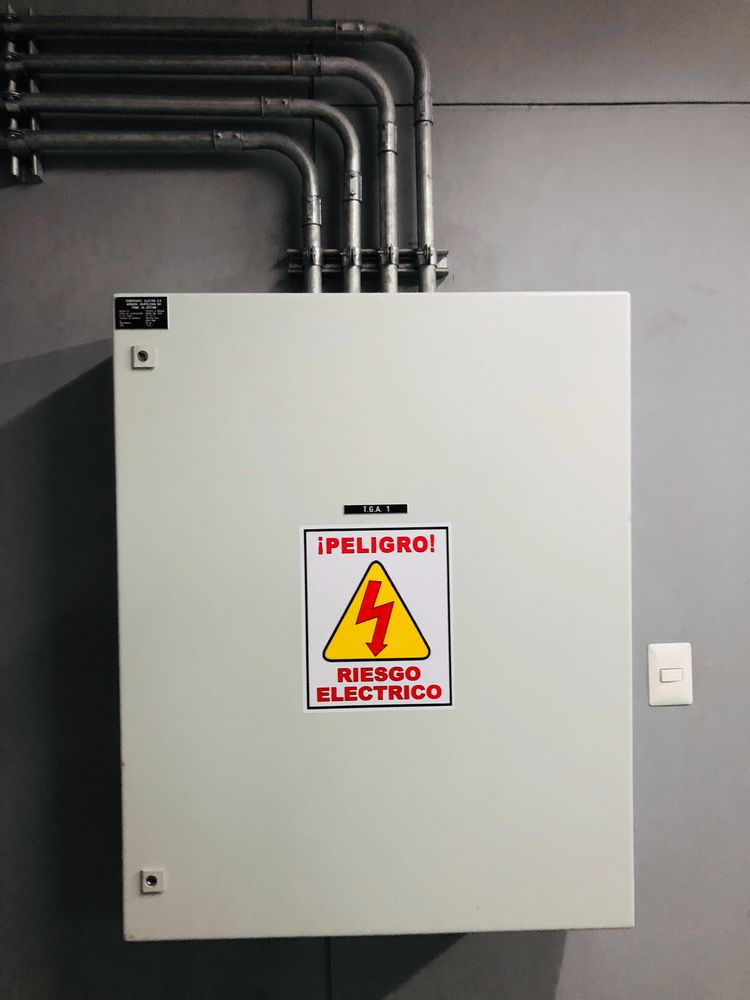 Tablero eléctrico con canalización EMT