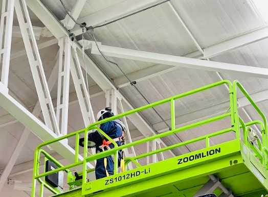 Técnico trabajando en altura sobre plataforma tijera