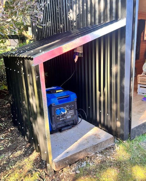 Generador eléctrico instalado en su caseta