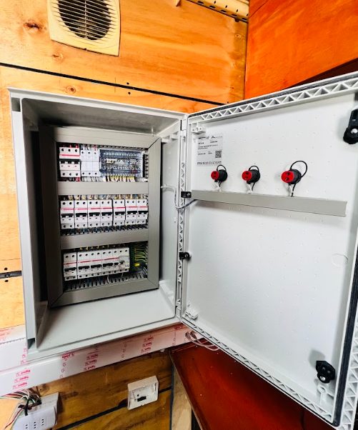 Tablero eléctrico abierto con protecciones