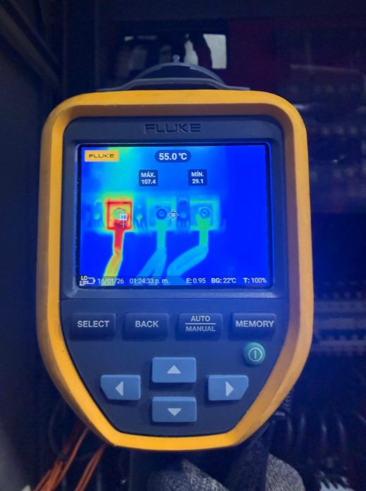 Cámara termográfica midiendo un tablero eléctrico